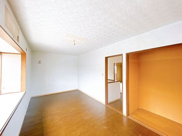 【リフォーム中】2階洋室の様子です。建具交換、照明交換、フローリング重ね張り等を行います。