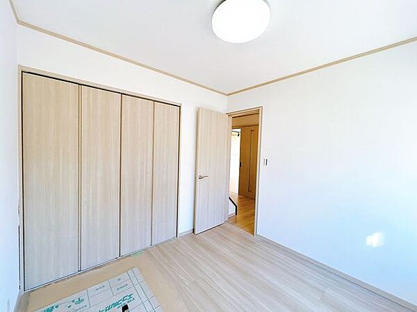 【リフォーム中】1階洋室の様子です。建具交換、照明交換、フローリング重ね張り等を行います。