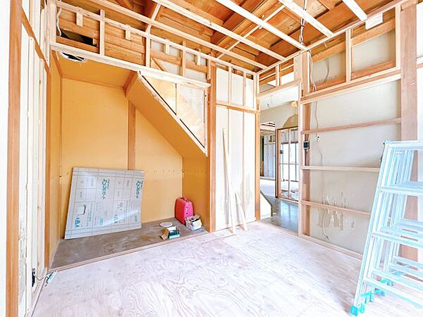 【リフォーム中】1階洋室の様子です。建具交換、照明交換、フローリング重ね張り等を行います。