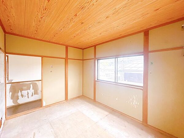 【リフォーム中】2階洋室の様子です。建具交換、照明交換、フローリング重ね張り等を行います。