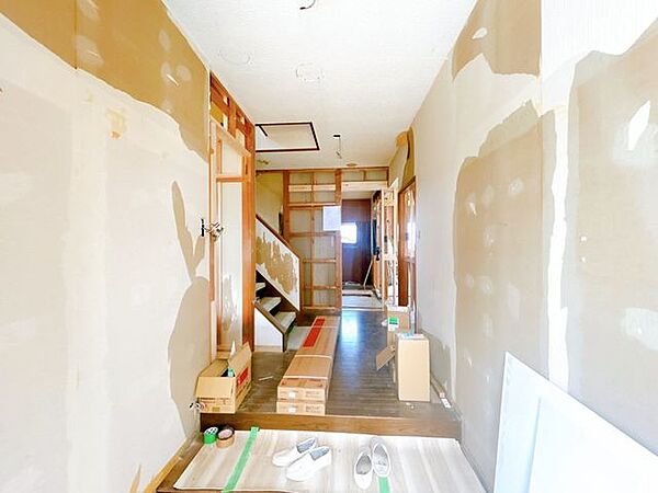 【リフォーム中】一階廊下です。フローリングの重ね張り、壁天井はクロスの張替えを行います。