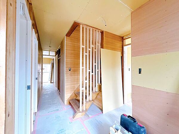 【リフォーム中】1階ホールの様子です。床はフローリング重ね張り、壁天井はクロス張替えいたします。