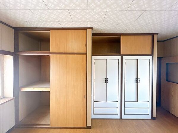 【リフォーム中】2階洋室収納の様子です。扉は新品交換いたします。