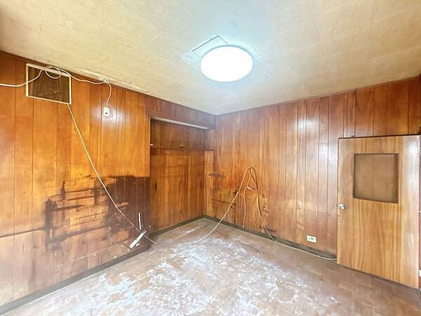 【リフォーム中】1階洋室の様子です。フローリング重ね張り、壁天井クロス張替えます。