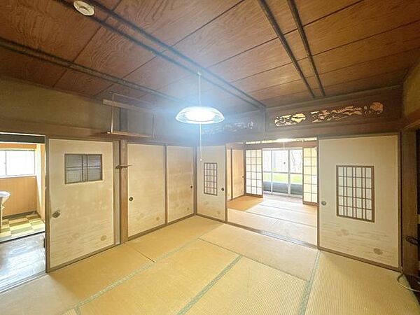 【リフォーム中】和室の様子です。フローリング重ね張り、壁天井クロス張替えます。