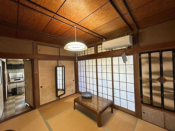 【リフォーム中】和室別角度の様子です。フローリング重ね張り、壁天井クロス張替えます。