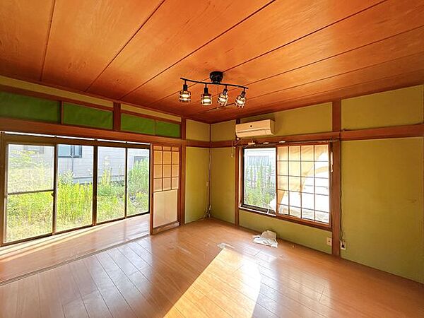 【リフォーム中】1階洋室の様子です。床はフローリング重ね張り、壁天井はクロス張替えいたします。