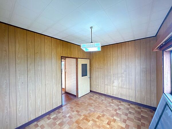 【リフォーム中】2階洋室の様子です。床はフローリング重ね張り、壁天井はクロス張替えいたします。