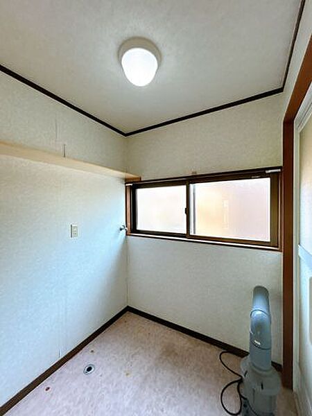 【リフォーム中】1階洗面所の様子です。床はクッションフロア張替え、壁天井はクロス張替えいたします。