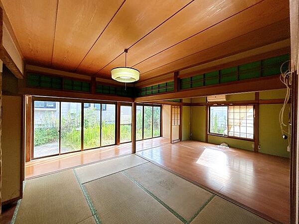 【リフォーム中】1階和室の様子です。床はフローリング重ね張り、壁天井はクロス張替えいたします。