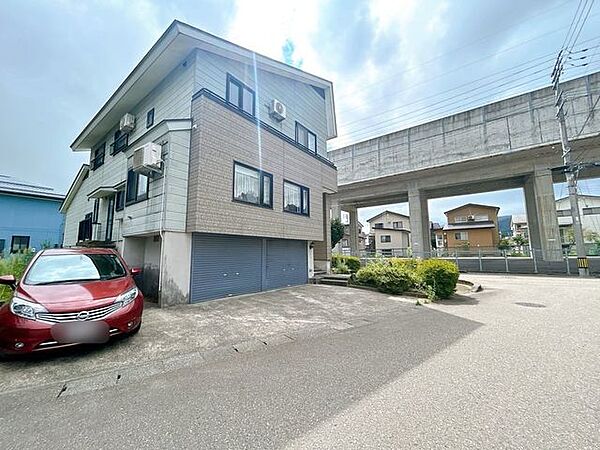 駐車はこちらに2～3台可能です。車庫内も高さ170センチまでであれば、駐車可能です。