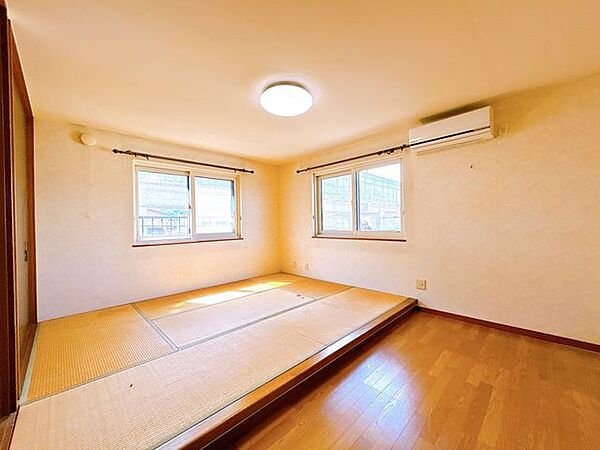 二階10帖のお部屋です。畳の小あがりがあります。