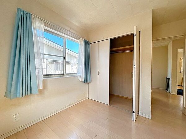 【リフォーム前】二階5帖洋室です。床はフローリング重ね張り、壁天井クロス張替え、照明交換等行います。