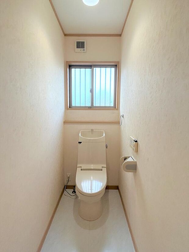 【リフォーム後写真】1階トイレを撮影。1階2階共にトイレがあるので朝の忙しいときに助かりますね。