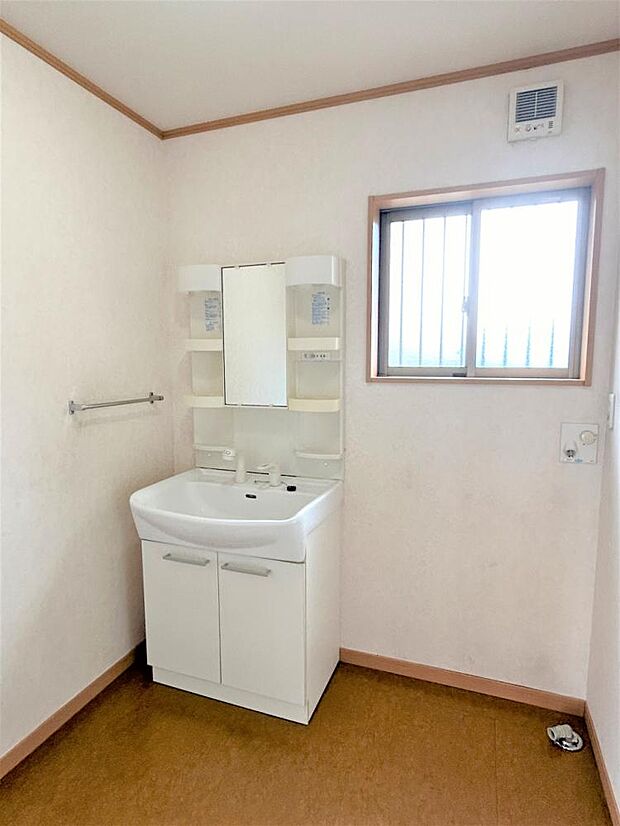 【リフォーム後写真】洗面脱衣所を撮影。浴室同様1坪サイズの広さがあるので家具を置いてもゆとりがあります。シャワー付きの洗面化粧台付きです。