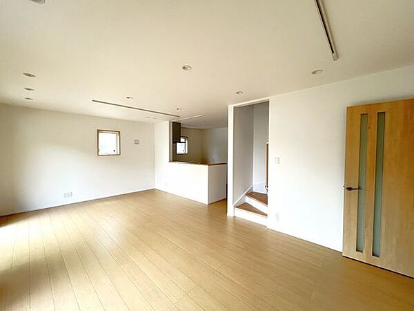 【リビング】建物31.56坪、間取り4LDKの2階建て。 住宅性能評価を取得。現地見学可能なため、お気軽にお問い合わせください
