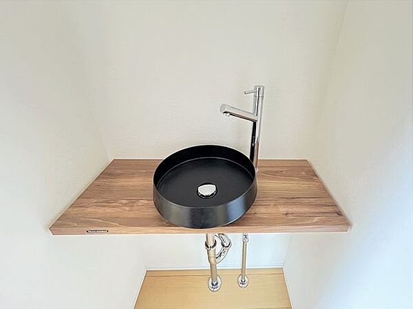 1階奥トイレの前には、タカラスタンダードの手洗い場を設置。帰宅後すぐに手を洗えるので、ウイルス対策やお子様に手洗いを習慣づけるのに重宝します
