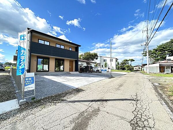 【前面道路】南東側前面道路の幅員は約4.3m。接道が約10.5mなので車の出入りもしやすいです