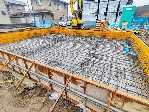 耐震等級3相当を実現する安心のベタ基礎を採用。床下の全面に耐震基準を満たす配筋密度と高さの鉄筋コンクリートを打設するので、地震に強いだけでなく、地面からの湿気を抑える性能も担保します