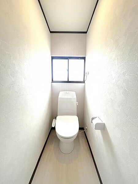 【リフォーム完成】トイレはジャニス製の洗浄便座付きトイレに交換予定です。従来に比べ1日に使う水量を約60％カット。手洗いは水はねを防ぐデザインでお手入れを軽減。便器はGコートと呼ばれる加工がされてお…