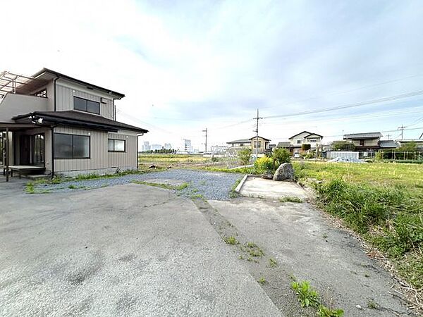 【リフォーム完成】駐車スペースは一部土間コンクリートが打設されているので草が生えにくくお手入れ簡単。小屋を解体し、駐車スペース拡張を行いました。