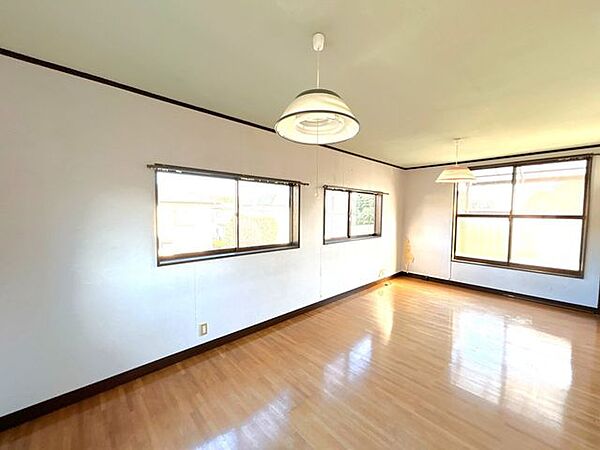 【期間限定現況販売】二階洋室の写真です。クロス張り替え、建具交換、水回り交換、外壁塗装など一部リフォームのご相談も可能なのでお気軽にお問い合わせください。