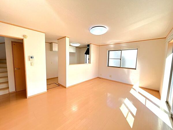 【現地写真】LDKの写真です。約15畳の広さになっています。