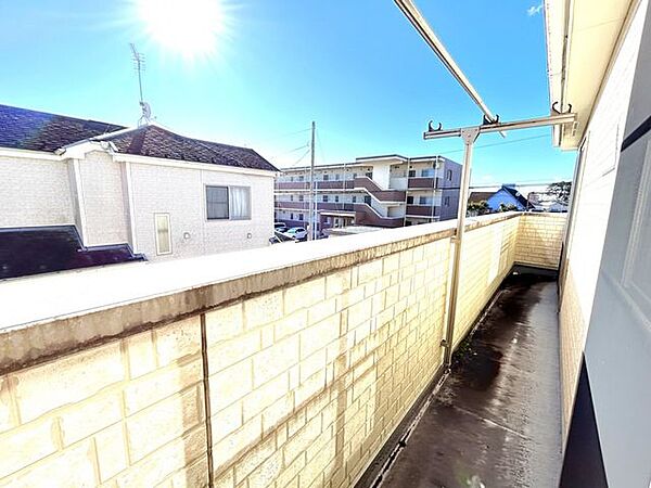 【現地写真】バルコニーの写真です。南東向きのため日あたり良好です。洗濯物がよく乾きそうです。
