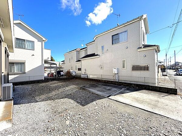 【現地写真】南西側から撮影した駐車場の写真です。砕石が敷きこまれているので、足元がぬかるみにくいです。