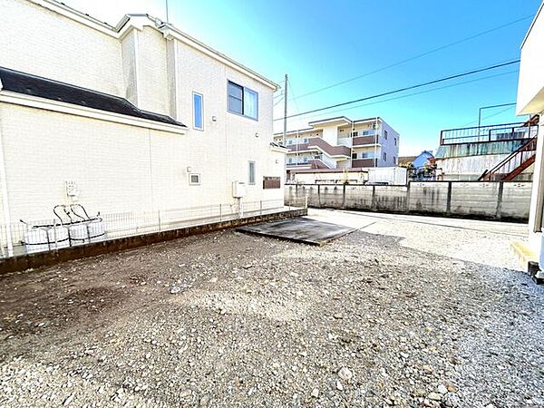 【現地写真】東側から撮影した駐車場の写真です。