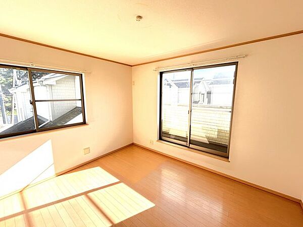 【現地写真】2階東側洋室の写真です。こちらのお部屋からバルコニーに出ることができます。