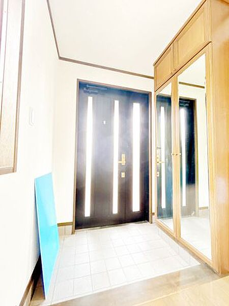 【リフォーム完成】玄関内部の写真です。シューズボックスとタイルのクリーニングを行いました。