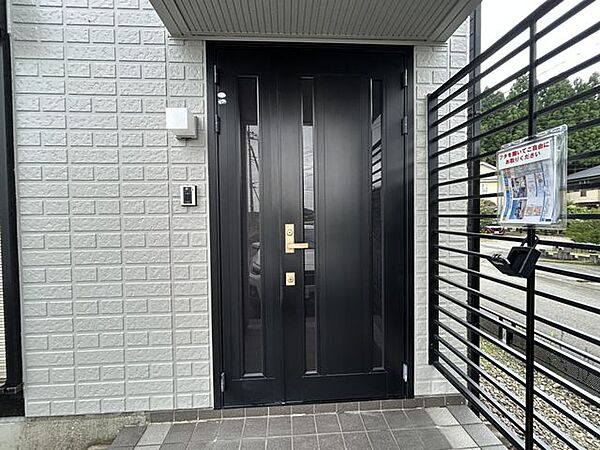 【リフォーム完成】玄関外側の写真です。玄関ドアのクリーニング、タイルのクリーニングを行いました。