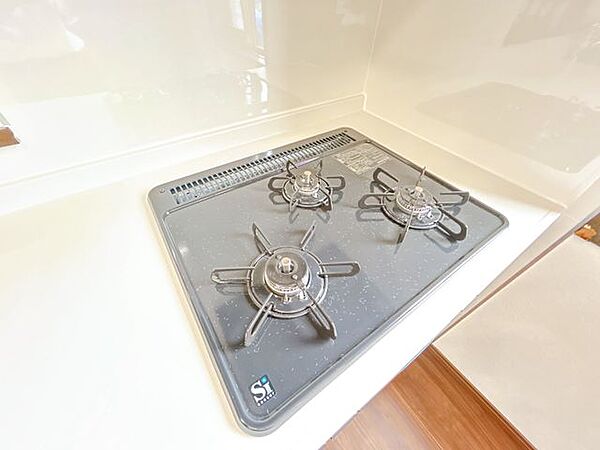【リフォーム完成】3口あるコンロで同時進行でき時間短縮。ワンタッチ着火で押すだけ、火力調整もレバーで簡単。お手入れ簡単なコンロなのでうっかり吹きこぼしてもお掃除ラクラク。