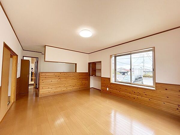 【リフォーム完成】LDKの写真です。クロス張替え、照明交換、ハウスクリーニングを行いました。