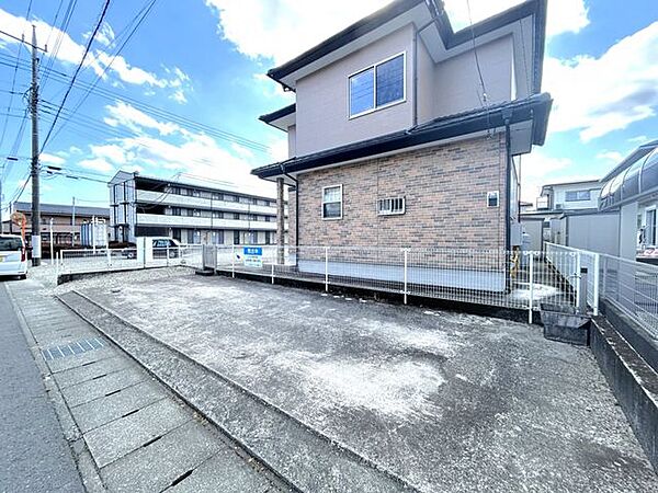 【リフォーム完成】駐車場の写真です。縦列2台駐車可能です。
