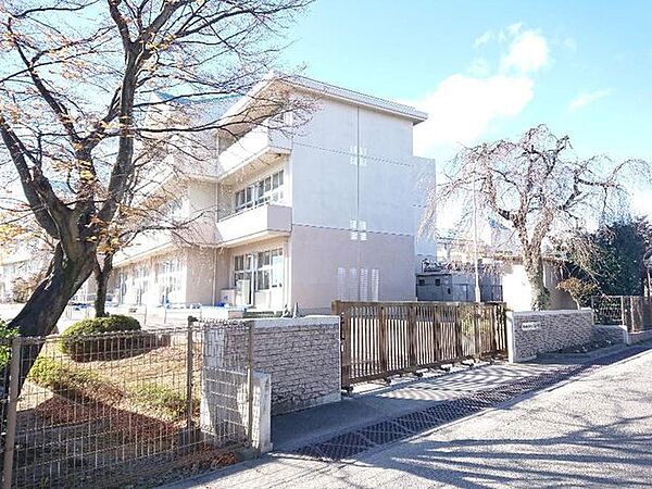 【周辺環境】三島小学校まで約400ｍ（徒歩8分）。