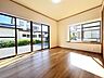 洋室：【リフォーム完成】一階和室の写真です。こちらのお部屋は洋室に変更しました。