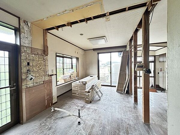【リフォーム9/12撮影】リビングの写真です。20帖のLDKなので、大きなソファとダイニングテーブルも置けますよ。床・壁・天井のリフォームを行い生まれ変わります。