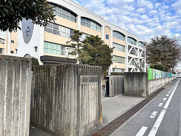 宇都宮市立若松原中学校まで徒歩13分。 1030m