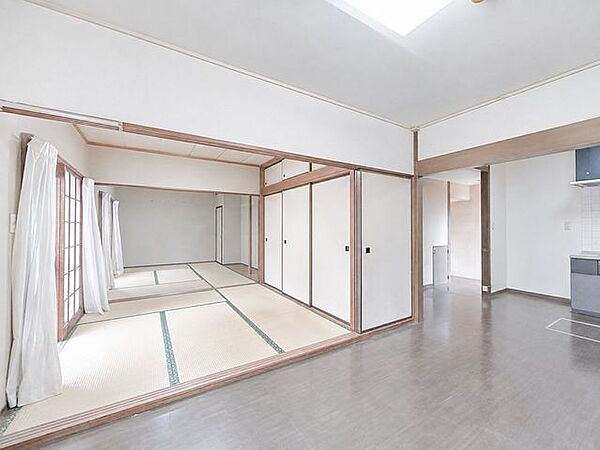 【リフォーム中写真8/23撮影】LDKからキッチン側を撮影。18帖のLDKなので大きなソファとダイニングテーブルも置けますよ。床・壁・天井のリフォームを行い生まれ変わります。
