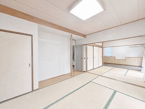 【リフォーム中写真8/23撮影】1階西側6帖の和室です。畳の表替え、襖と障子の張り替えを行う予定です。い草の香る和の空間で、ゆったりとした時間を過ごしませんか。客間としての利用も良いですね。