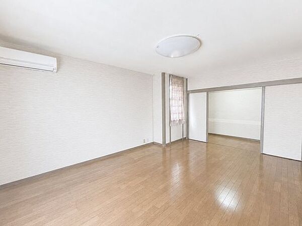 【リフォーム中写真8/23撮影】2階洋室写真です。床、建具、クロス、天井のリフォームを行います。火災報知器も各部屋に設置予定です。細部まで拘ったリフォームなので安心して生活をして頂けます。
