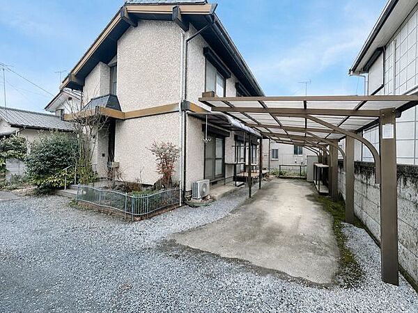 【リフォーム中写真8/23撮影】随時ご案内可能ですので、内覧希望の方はお電話ください。閑静な住宅街にあるこちらの住宅は外壁を塗装することで、明るく引き締まった外観に仕上がりますよ。