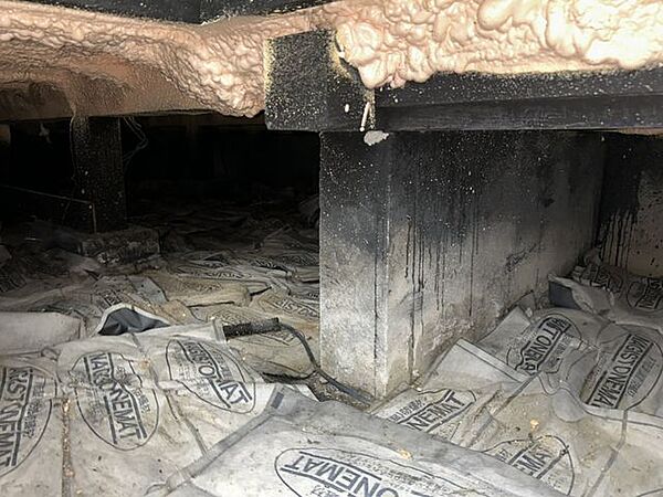 【床下写真】中古住宅の3大リスクである、雨漏り、主要構造部分の欠陥や腐食、給排水管の漏水や故障を2年間保証します。その前提で床下まで確認の上でリフォームし、シロアリの被害調査と防除工事もおこないます。