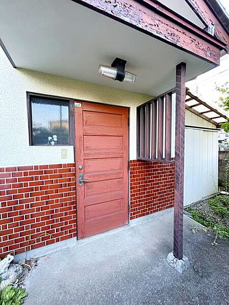 【リフォーム中写真9/14撮影】玄関扉の交換は勿論、玄関タイルも30cm角タイルを上張り、インターフォンは録画機能付きに交換予定。家の顔である玄関がキレイになると毎日の帰宅が楽しみですね。