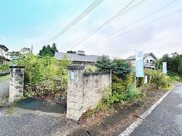 【期間限定9/27まで現況販売】東側、南側に道路があります。これからお庭の除草、剪定を行います。