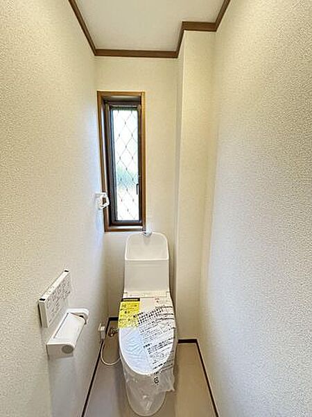 【リフォーム済】TOTO社製の温水洗浄付便器に交換しました。床クッションフロア張替え・クロス張替え・照明交換行いました。
