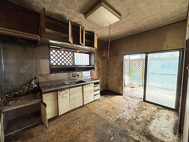 【リフォーム中写真5/11撮影】既存のキッチンは撤去します。これからハウステック製のシステムキッチンを新設予定。傷のつきにくい人工大理石の天板と大きなシンクでお手入れもラクラクですよ。