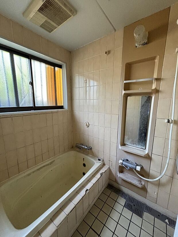 【リフォーム中写真5/11撮影】ゆったり寛げる1坪の新品ユニットバスに交換予定。自動湯張り・追い焚き機能付き、いつでも温かいお風呂に入れます。床は水はけが良く毎日のお掃除もスムーズです。